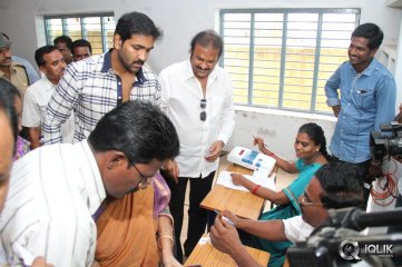 Mohan Babu Family Casts Vote 2014